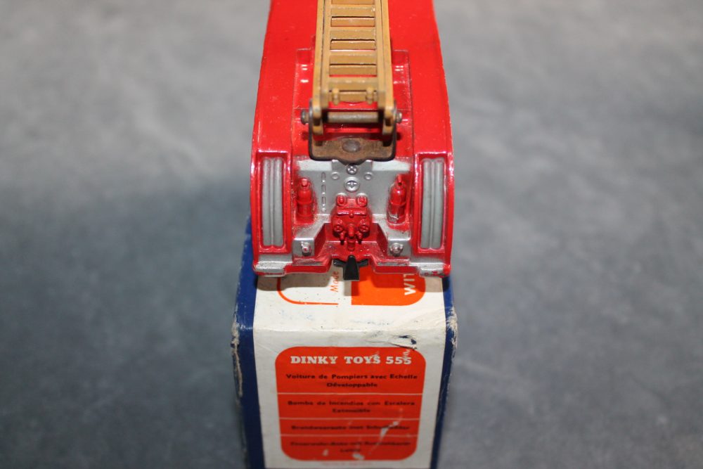 fire engine with brown extending ladder dinky toys 555 back