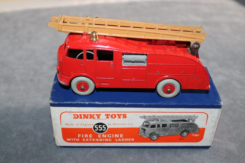 fire engine with brown extending ladder dinky toys 555