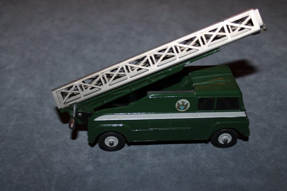 bbc tv extending mast vehicle dinky toys 969 right side