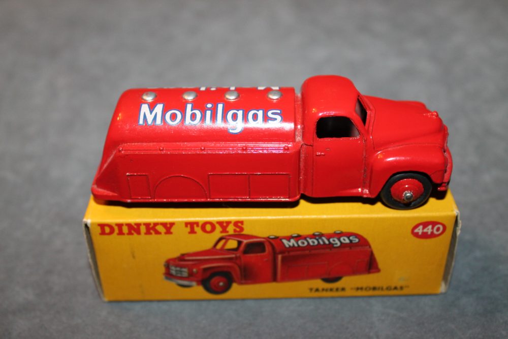 studebaker petrol tanker mobilgas dinky toys 440 side