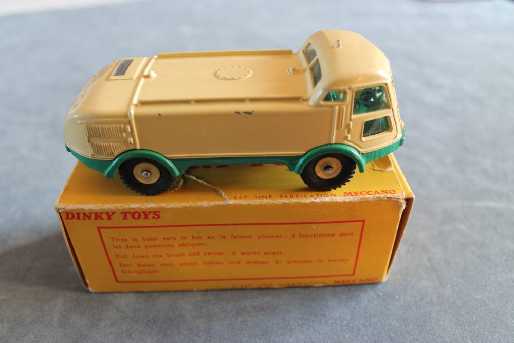 road sweeper french dinky toys 596 side