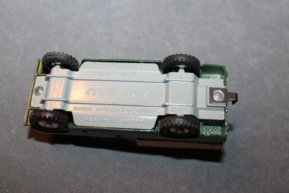 land rover 109 wb corgi toys 438 base