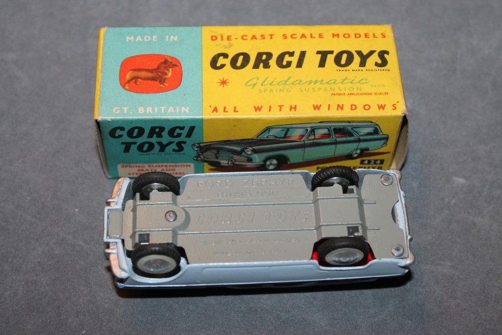 ford zephyr estate car corgi toys 424 base