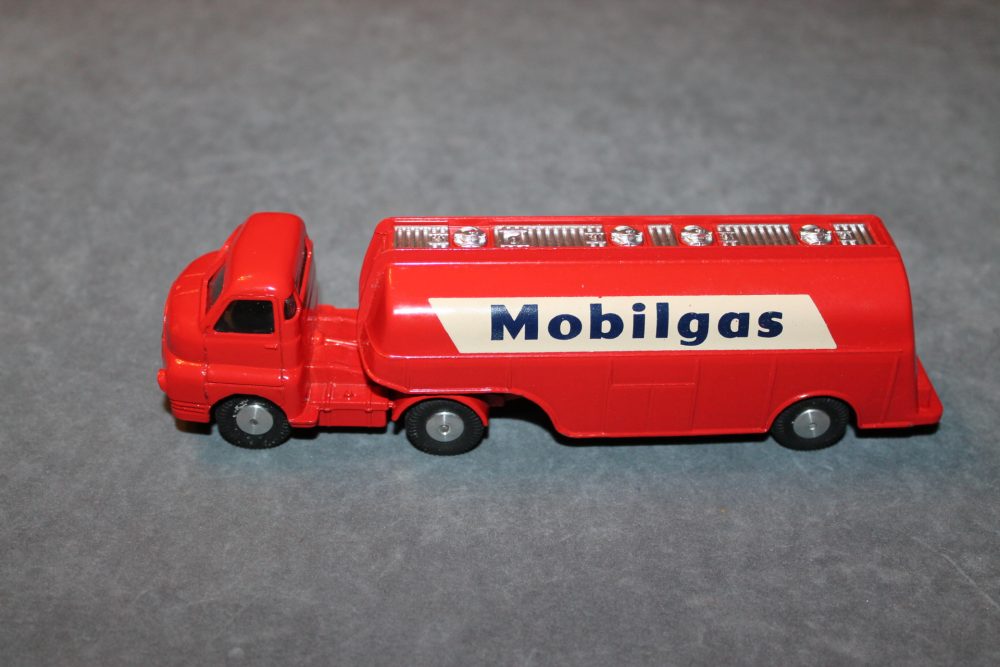 bedford mobilgas petrol tanker corgi toys 1110 left side