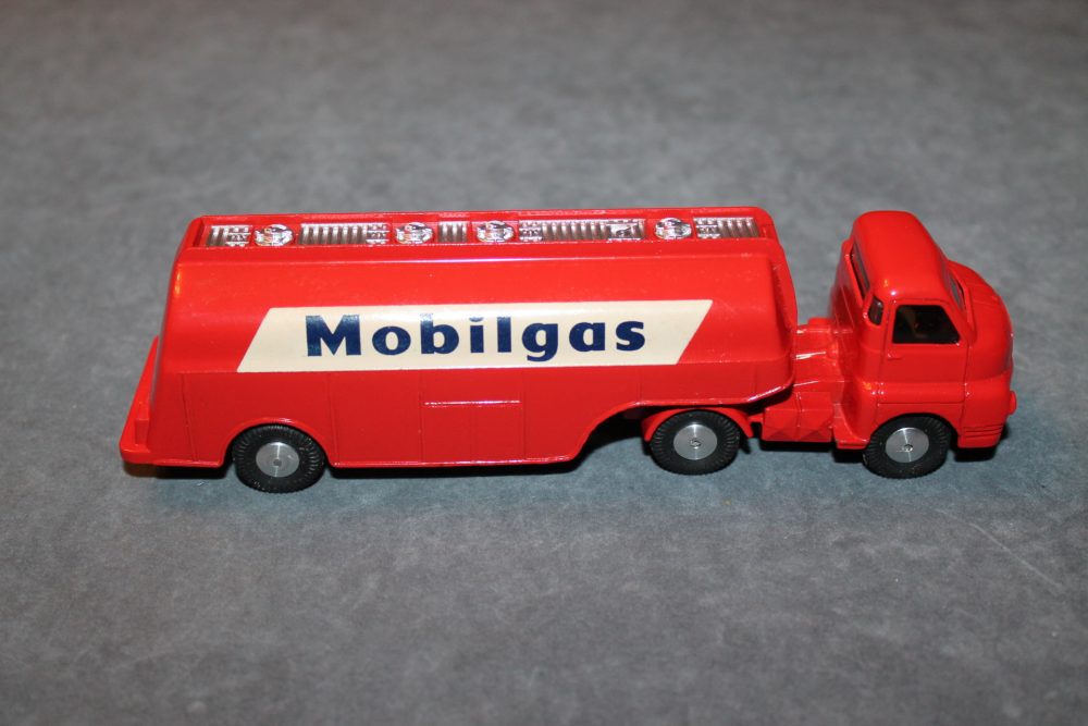 bedford mobilgas petrol tanker corgi toys 1110 right side