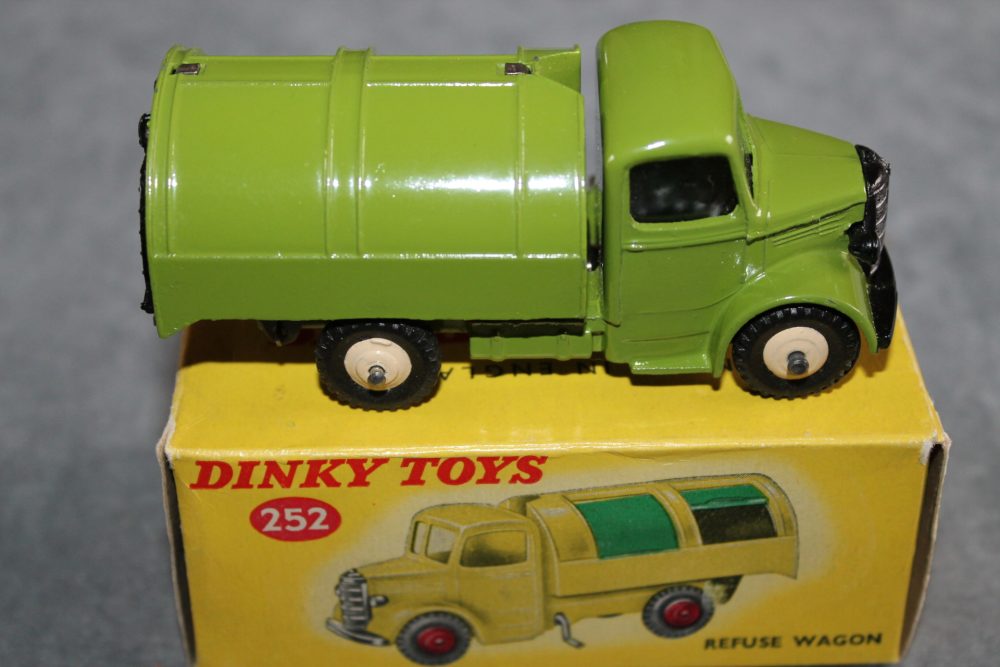 bedford refuse wagon with windows olive dinky toys 252 side