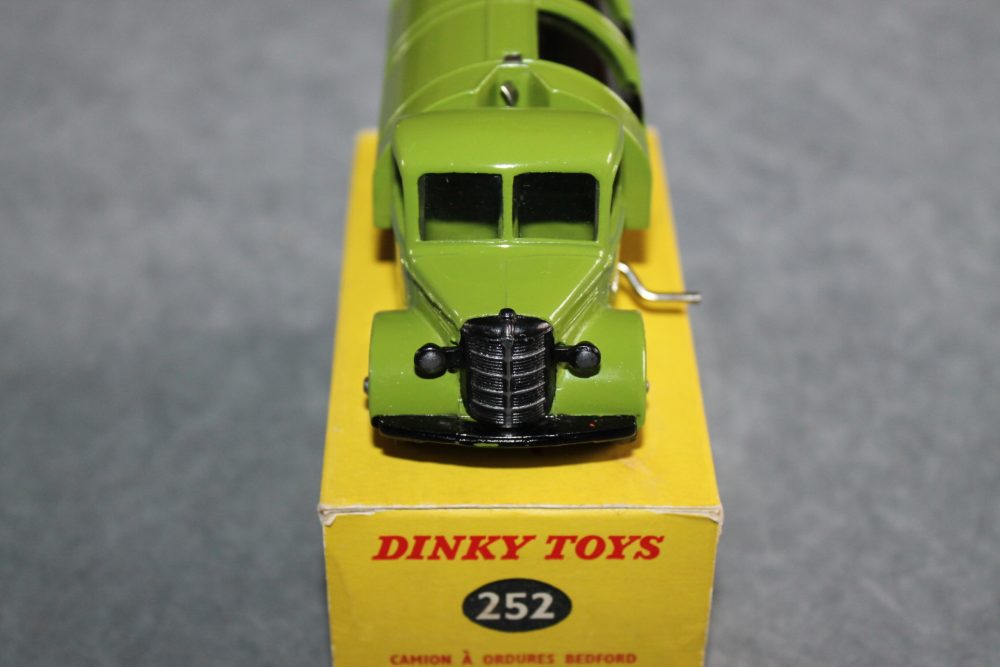 bedford refuse wagon with windows olive dinky toys 252 front