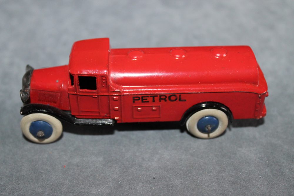 petrol tanker pre war type 2 dinky toys 25d