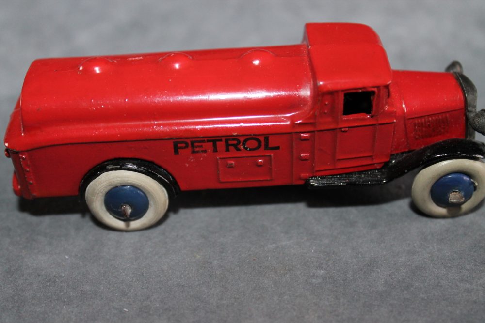 petrol tanker pre war type 2 dinky toys 25d side
