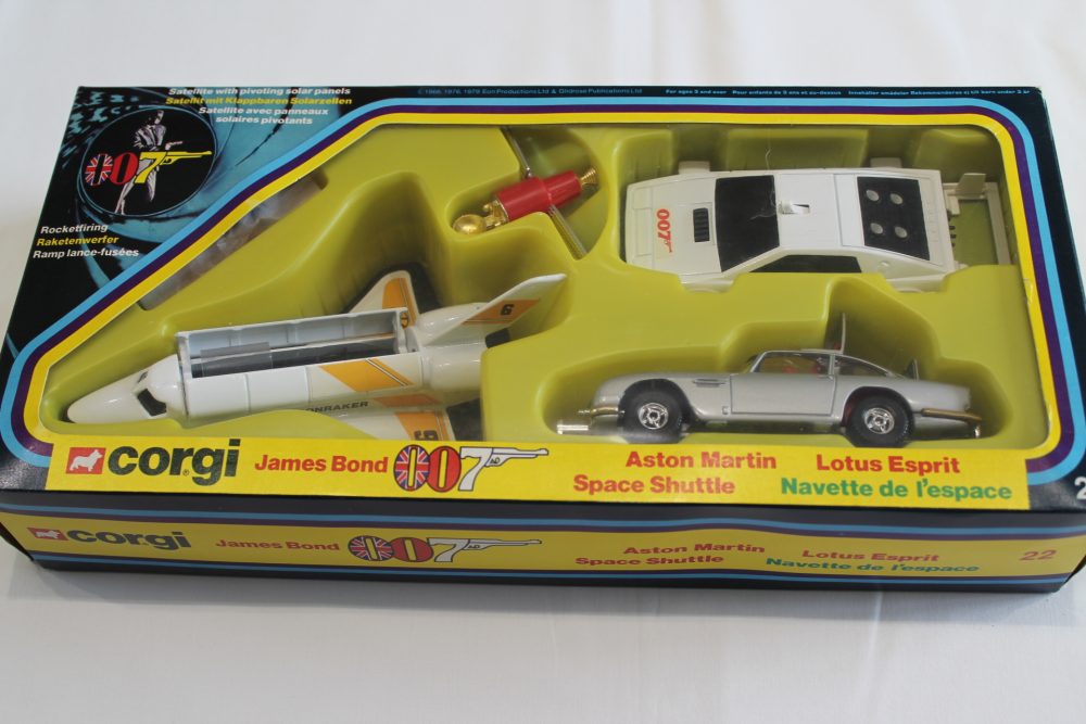 james bond 007 corgi toys gift set 22