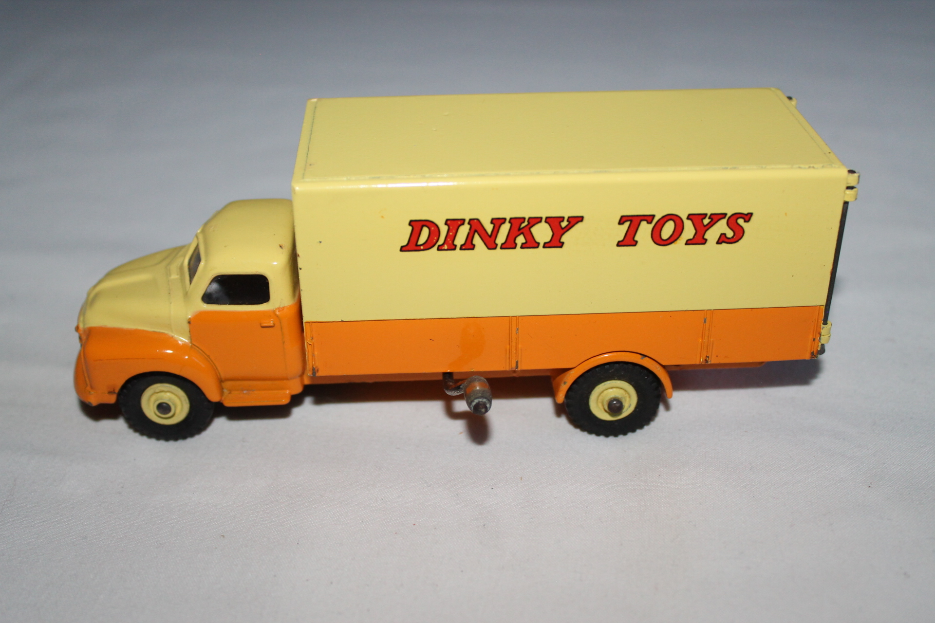 Dinky Toys 930 Bedford Pallet Jekta Van - Diecast