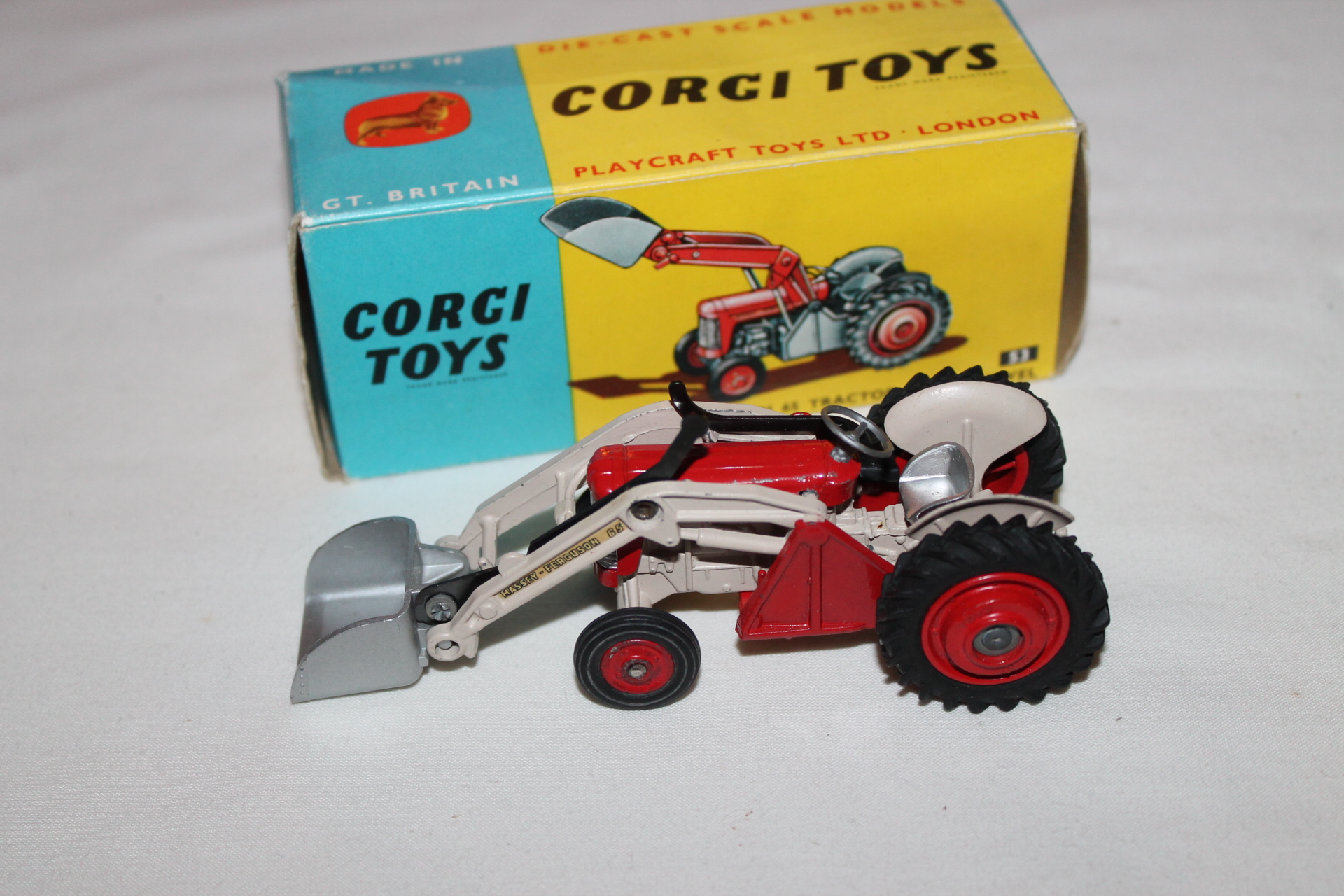 Réplique Boîte Corgi Toys - Tracteur Massey Ferguson 65 Avec Pelle - Modèle Miniature Collector