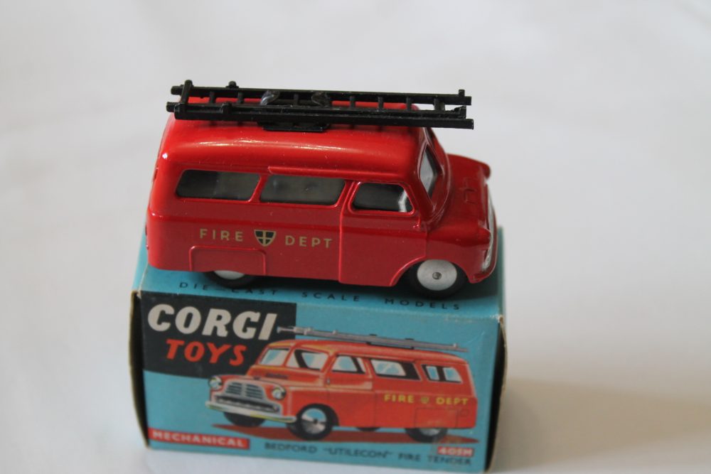 bedford utilicom fire tender mechanical corgi toys 405m side