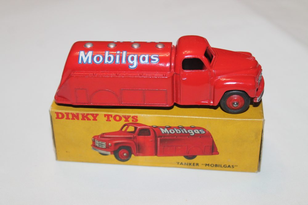 studebaker petrol tanker mobilgas dinky toys 440 side