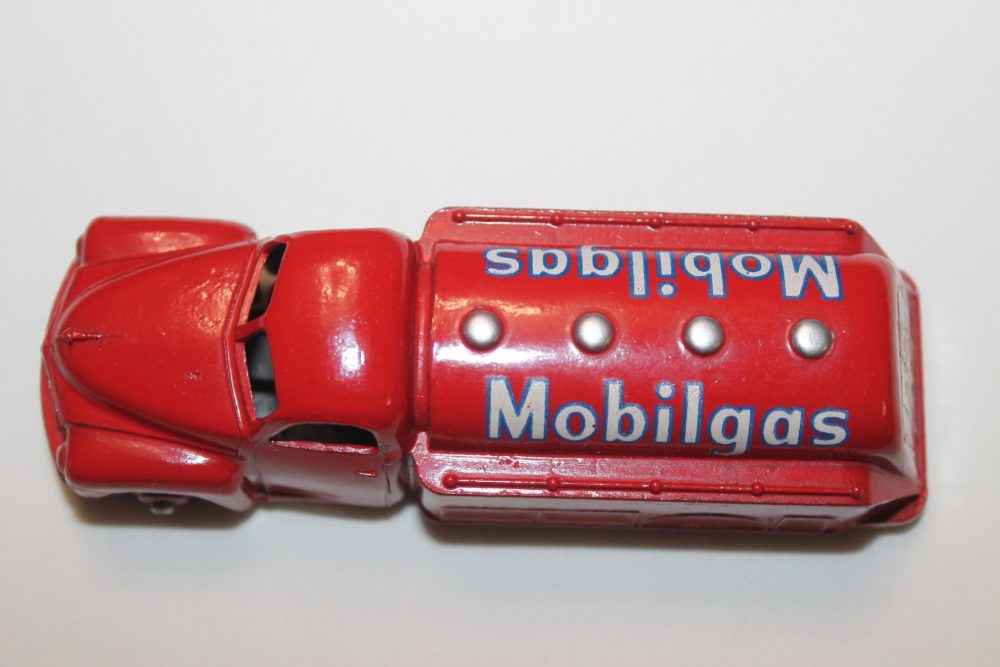 studebaker petrol tanker mobilgas dinky toys 440 top