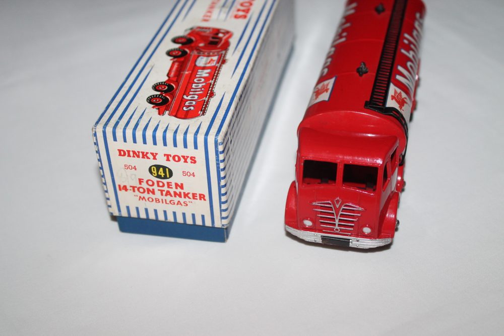 foden mobilgas petrol tanker dinky toys 941 front