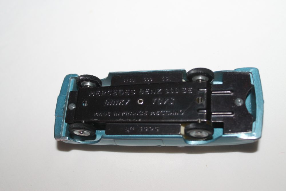 Mercedes Benz 300 SE french dinky toys 533 base