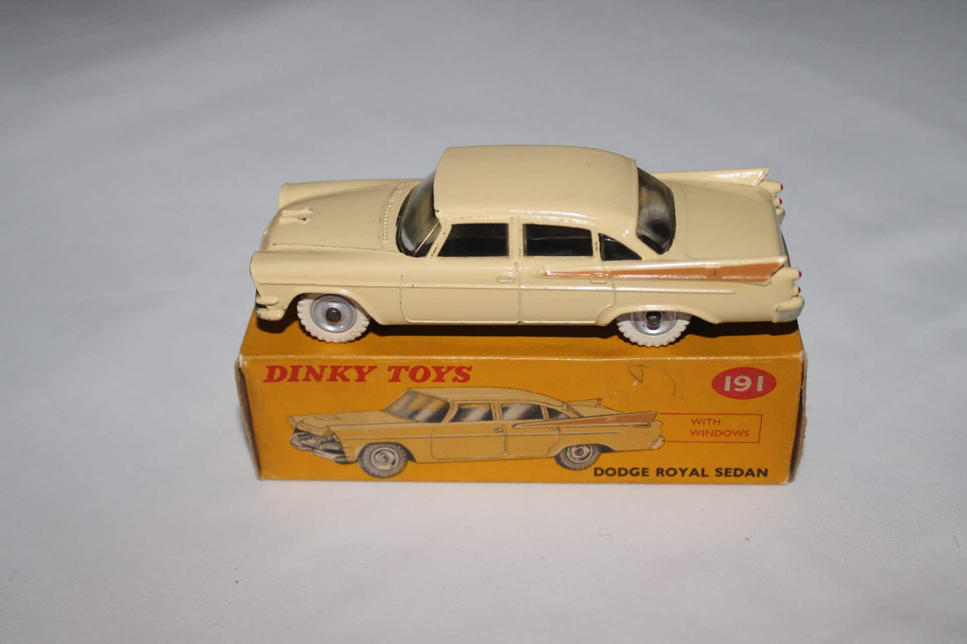 Dinky Toys 191 Dodge Royal Sedan - Voiture Miniature Made In England - Échelle 1:43