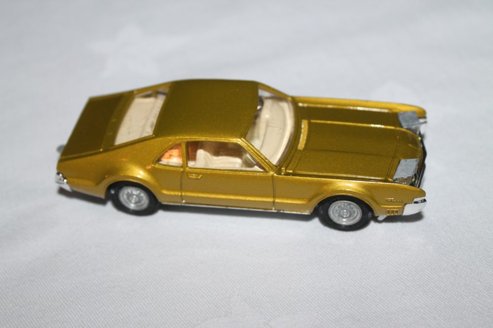 oldsmobile toranado golden jacks corgi toys 276 right side