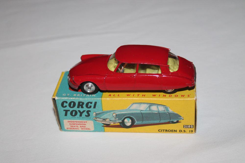 citreon ds19 deep red corgi toys 210s
