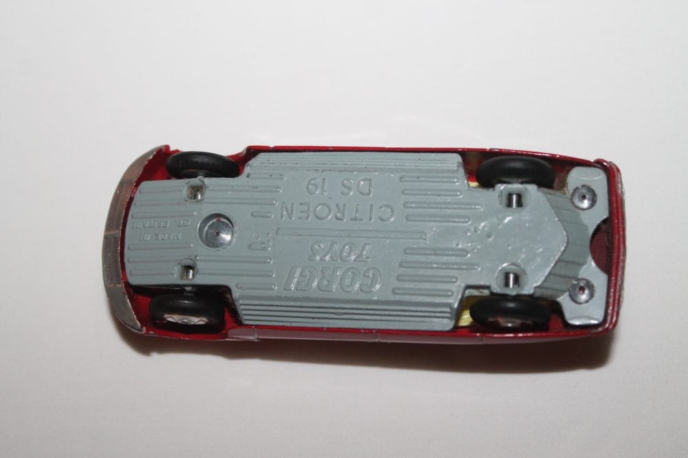 citreon ds19 deep red corgi toys 210s base