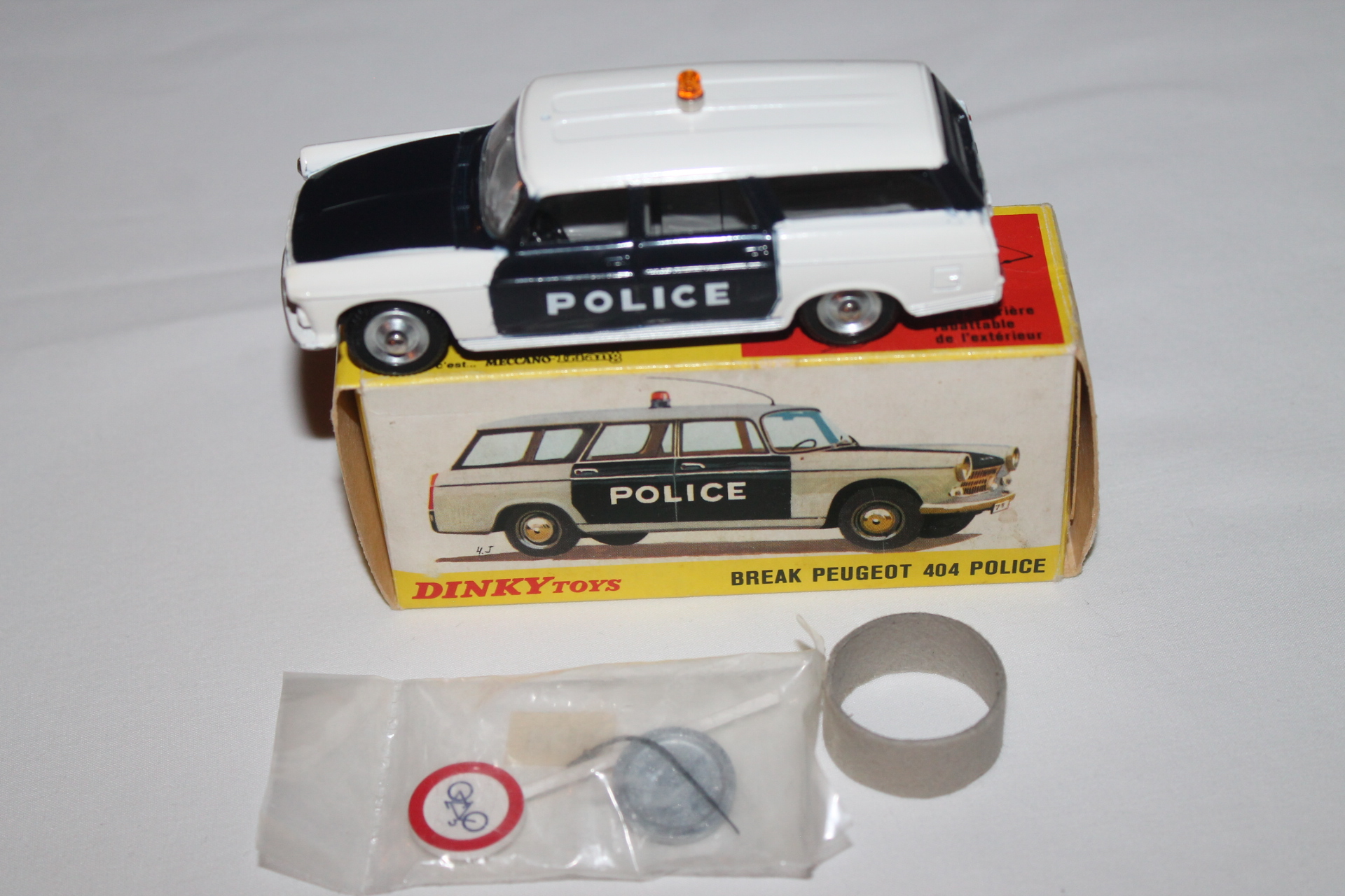 DINKY プジョー　404 ポリスカー　1/43位 DINKY プジョー 404 ポリスカー 1/43位 - メルカリ