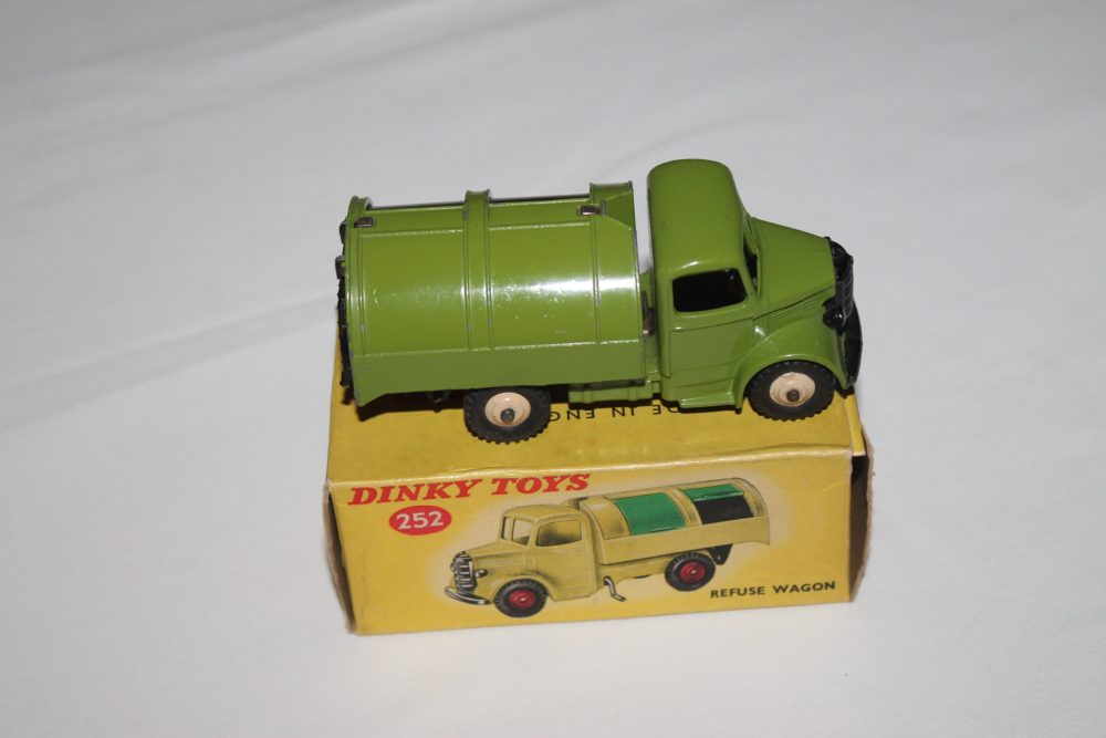 bedford refuse wagon dinky toys 252 side