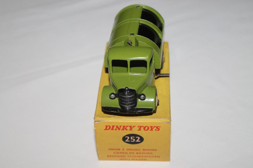 bedford refuse wagon dinky toys 252 front