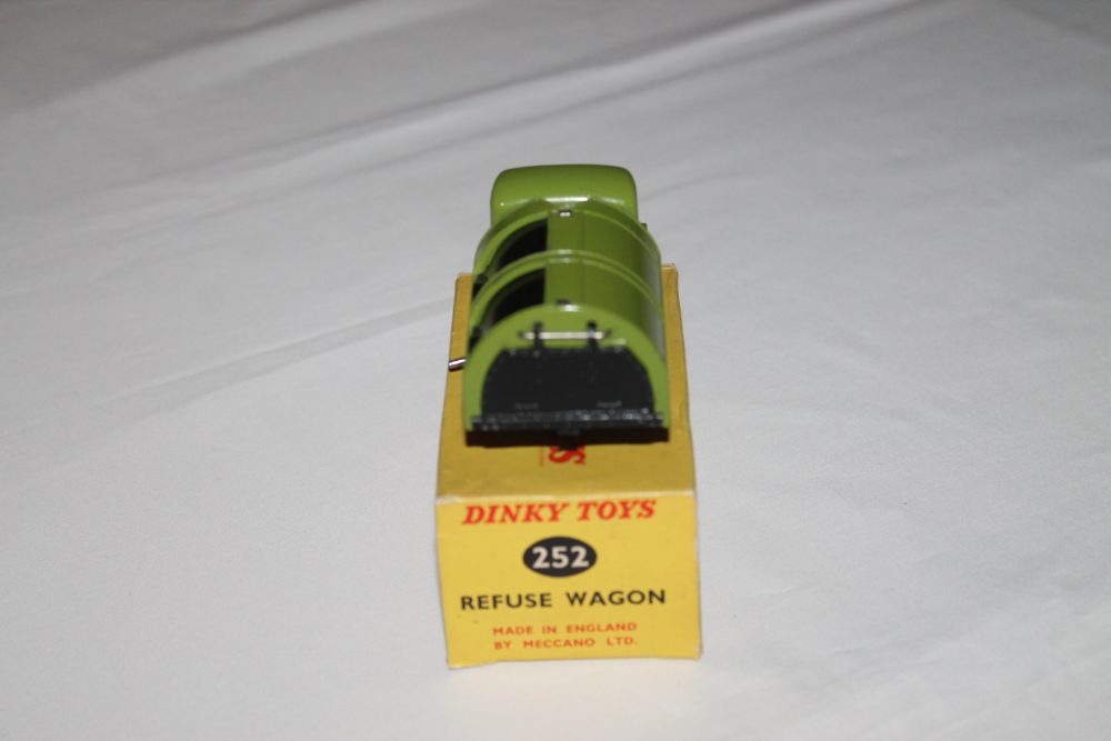 bedford refuse wagon dinky toys 252 back
