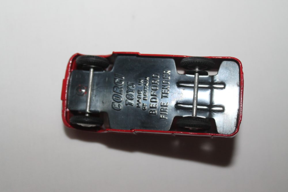 bedford utilecon fire tender corgi toys 423 base