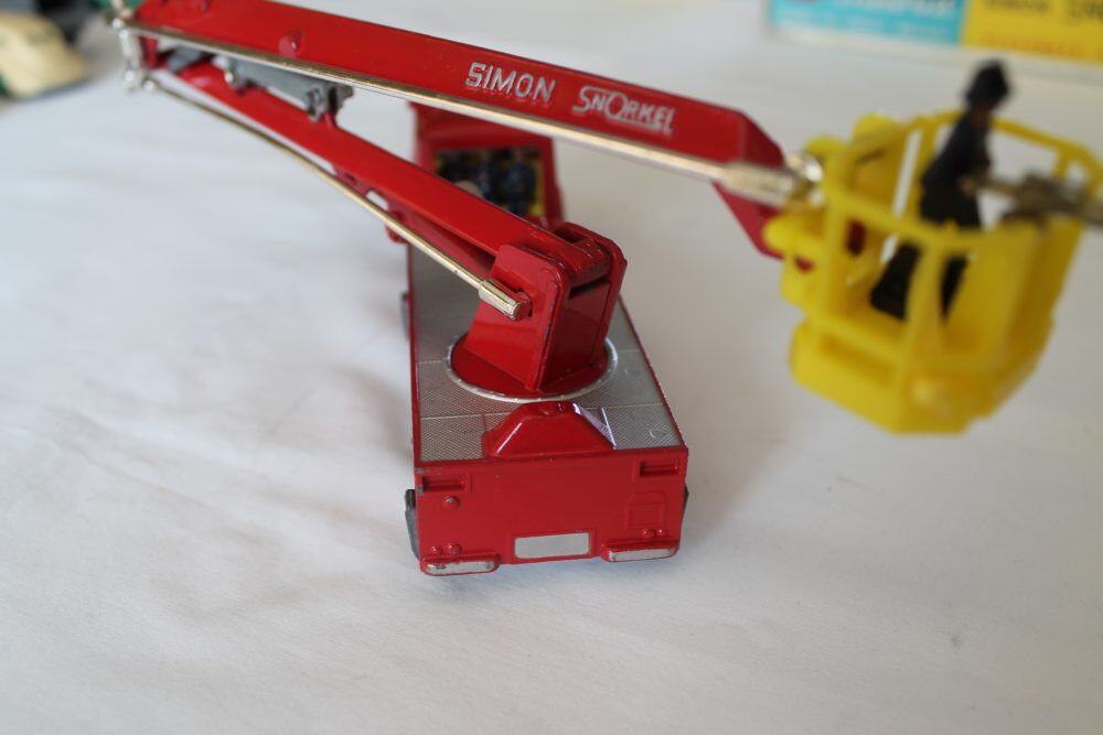 simon snorkel fire engine corgi toys 1127 back