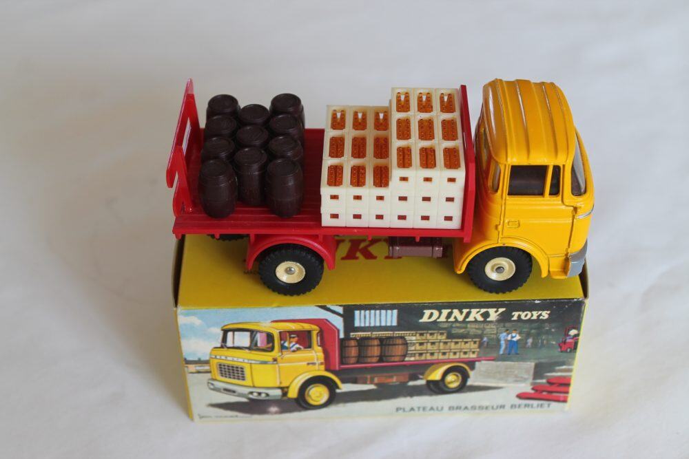 berliet beer lorry french dinky 588 side