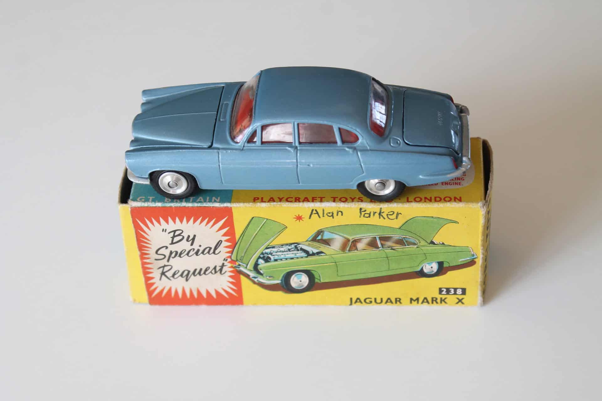 Corgi Toys 238 Jaguar Mark 10 - Diecast
