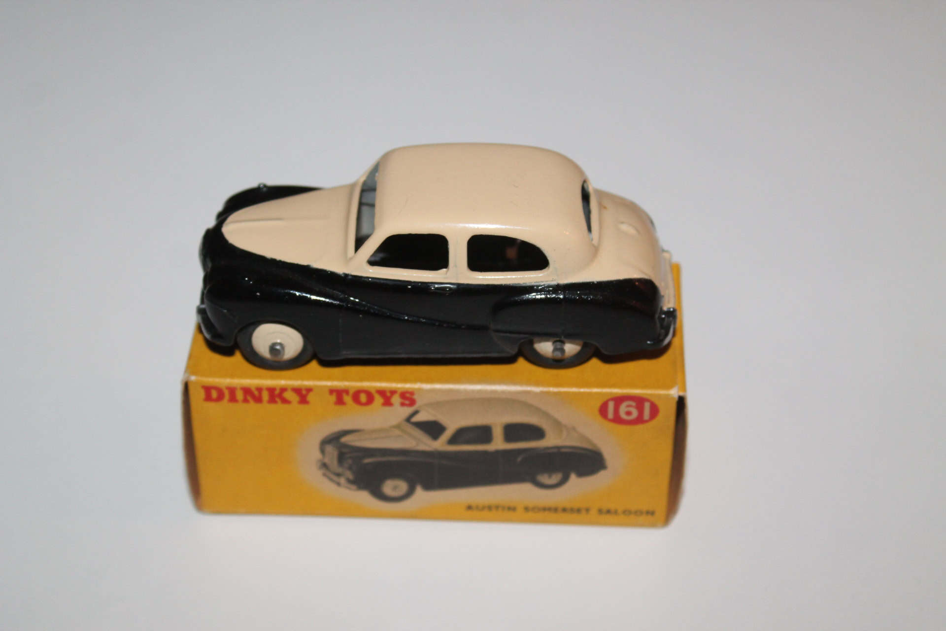 美品　DINKY TOYS AUSTIN SOMERSET ミニカー Dinky Toys 161; Austin Somerset; Light Blue, Light Blue Hubs