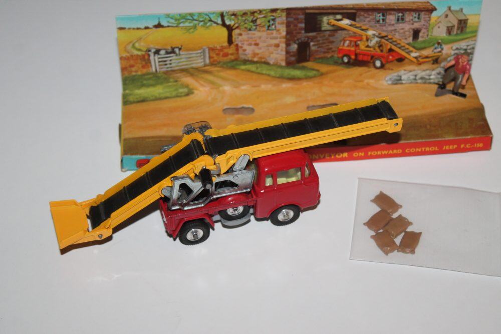 working conveyor on forward control jeep f.c.-150 corgi toys 64 side