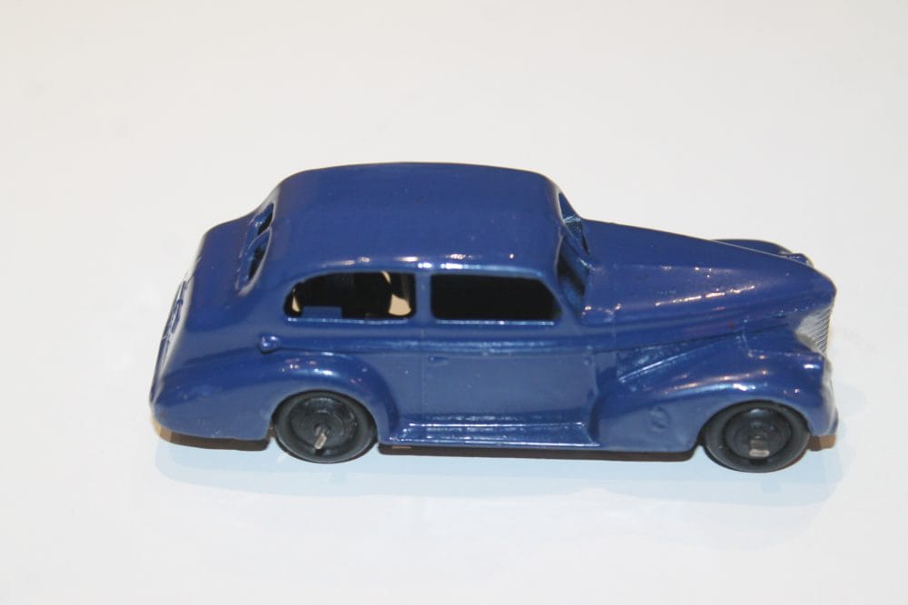 A beautiful example with only an occasional tiniest of marks. One of the best examples I have seen. A wonderful example for the showcase. Bright original paint finish clean hubs and base and not a trace of rust to the axles. Box. oldsmobile saloon dinky toys 39b side
