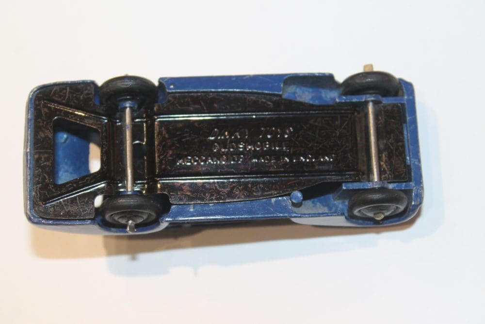 oldsmobile saloon dinky toys 39b base