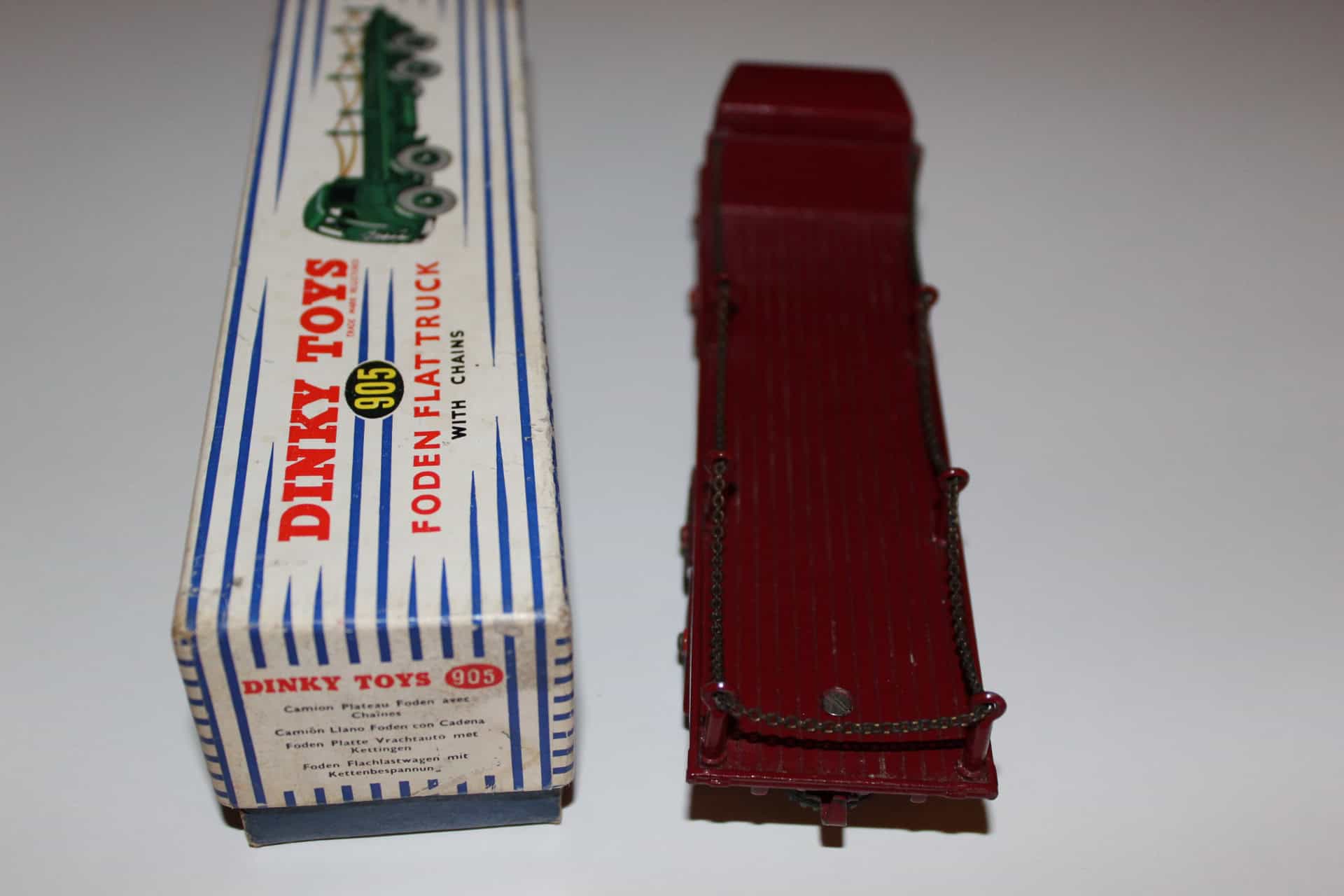 Dinky Toys 905 Foden 2nd Cab Chain Lorry with original box, detailed model for collectors.