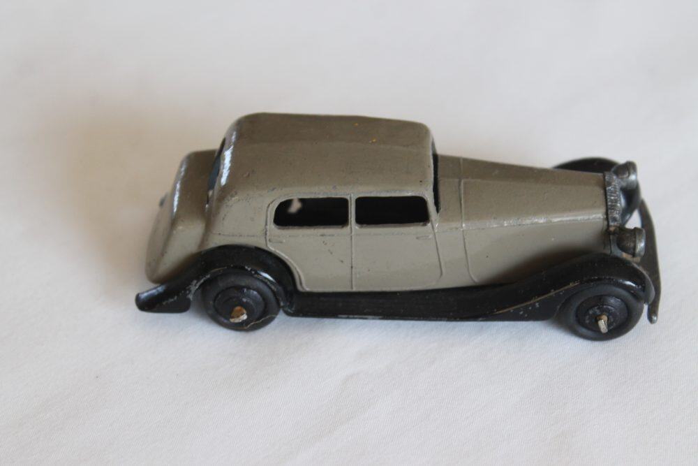 Dinky Toys 030C Daimler vintage diecast model car, collectible toy vehicle for display.
