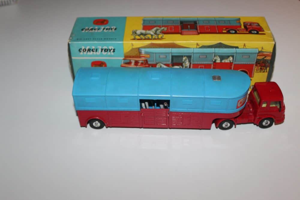 Corgi Toys Bedford Tractor Unit 21101/59 + Van à Chevaux Chipperfields Circus