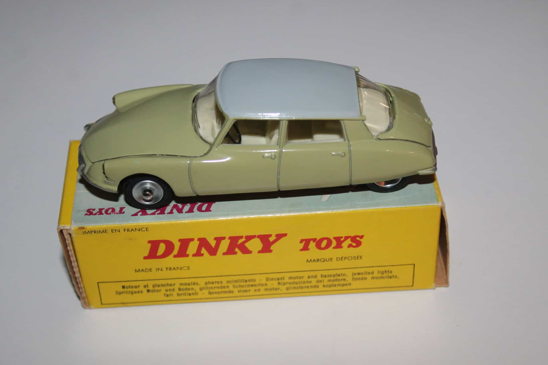 美品　仏製DINKY TOYS CITROEN DS19 ミニカー お値下げ！美品 仏製DINKY TOYS CITROEN DS19 ミニカー - メルカリ