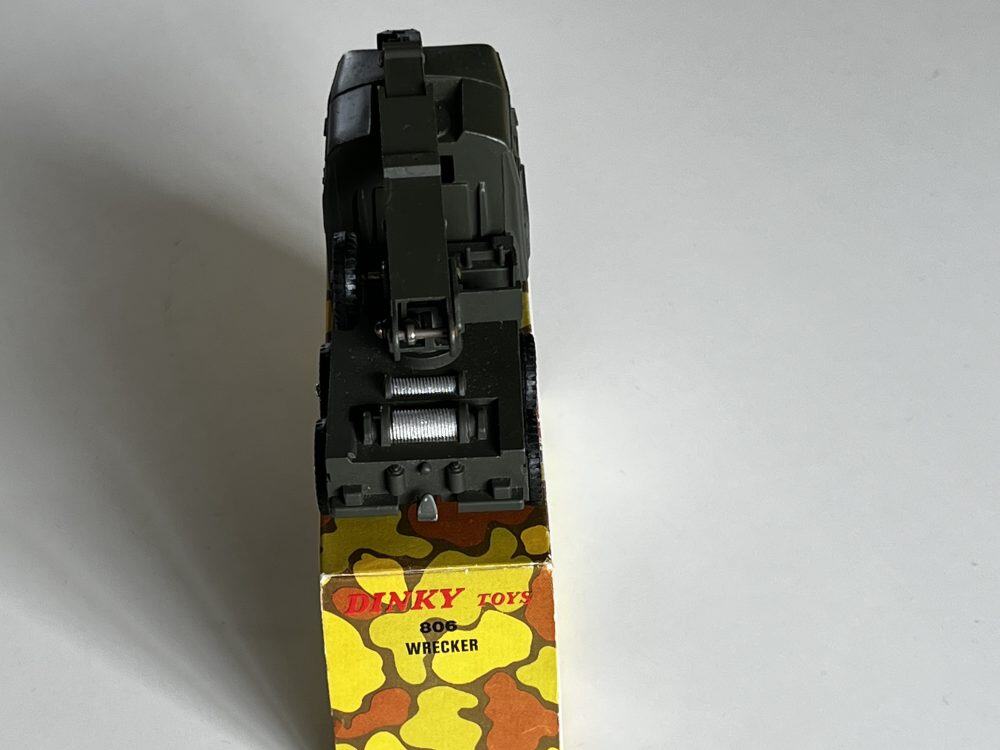 Detailed model of a vintage military wrecker truck from Dinky Toys, scale 1:43.