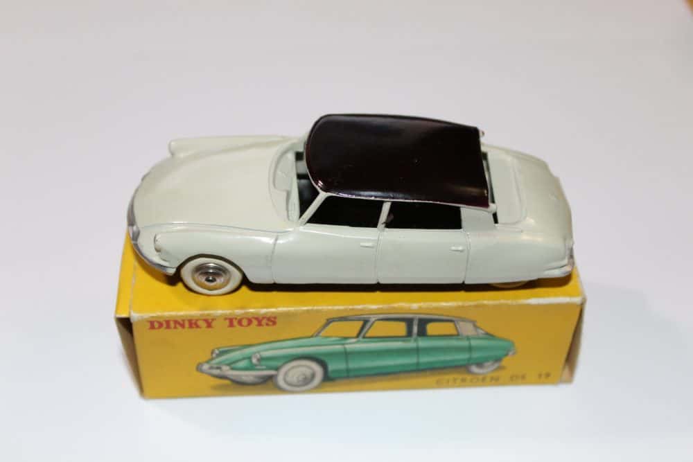 Vintage Dinky Toys 24C Citroen DS19 model car, collectible diecast toy, displayed on original box.