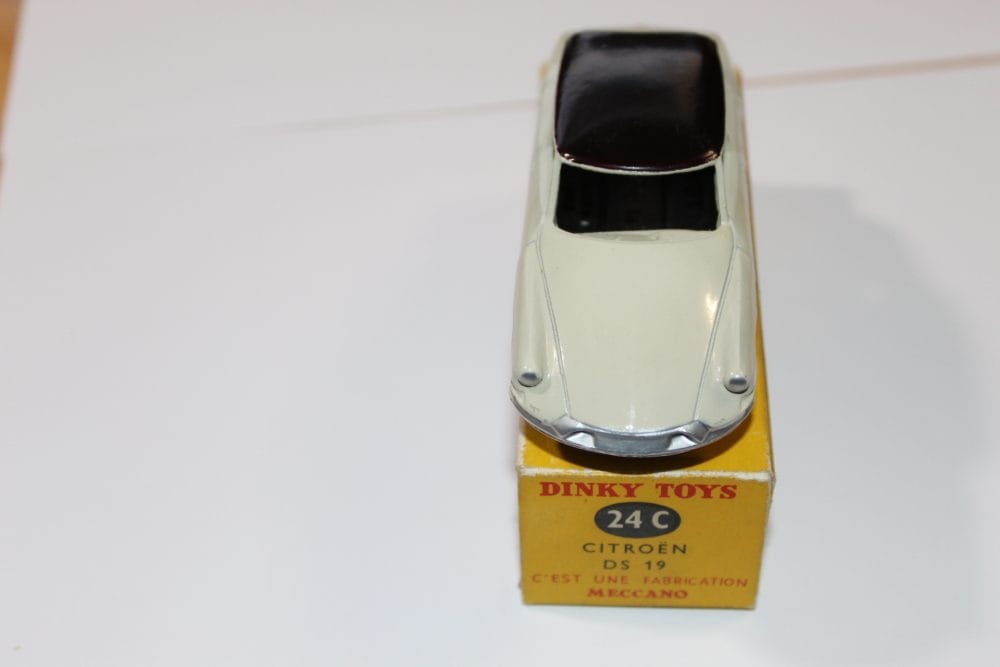 Detailed diecast model of French Dinky Toys Citroen DS19 car for collectors.