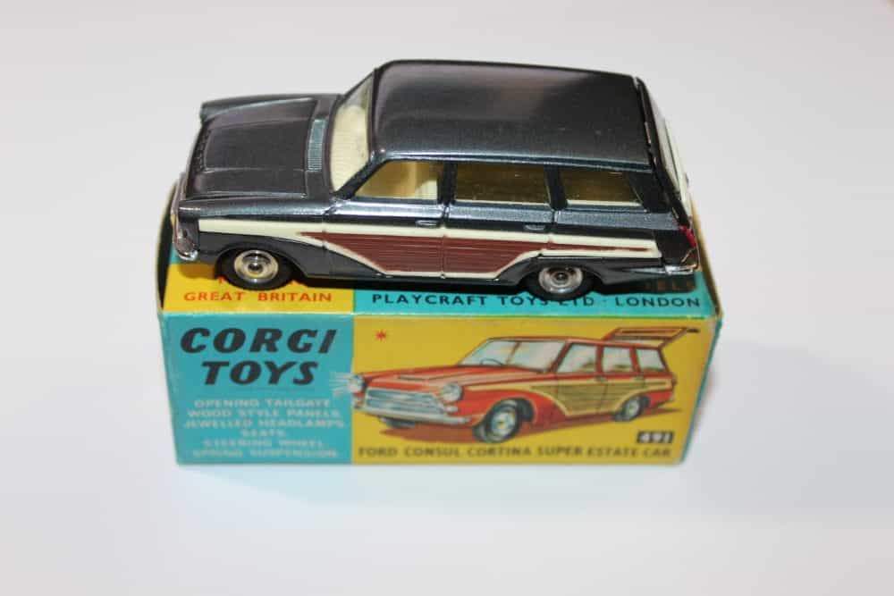 Vintage French Dinky Toys 24E Renault Dauphine model car for collectors.