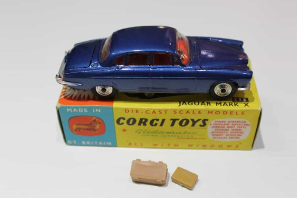 Detailed die-cast model of a blue Jaguar Mark 10 with accessories.