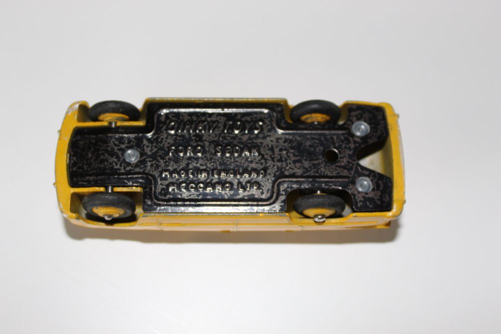 ford forder green dinky toys 139a base