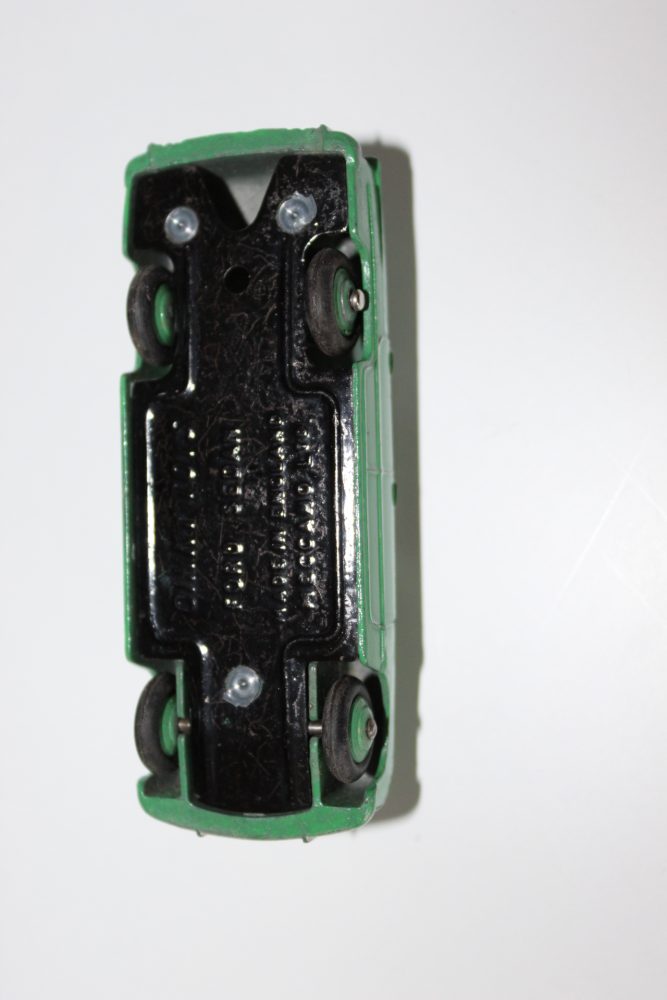 ford forder green dinky toys 139a base