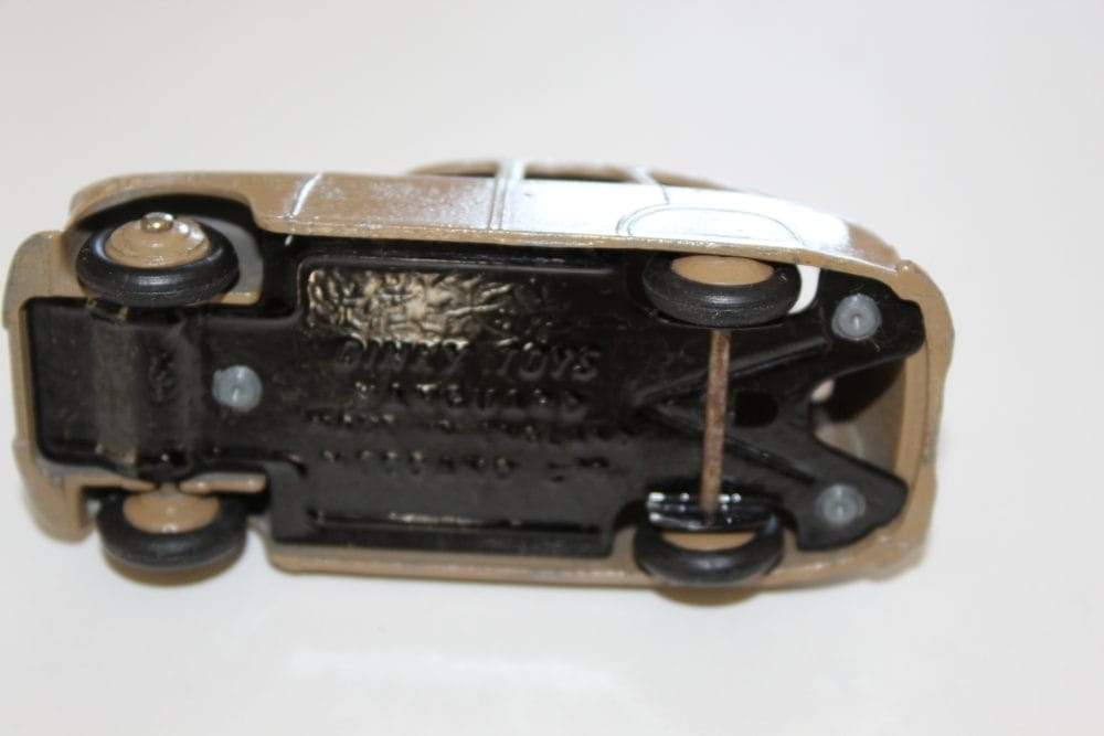 Dinky Toys 040E Standard Vanguard diecast model with closed rear wheel arch, vintage toy car.