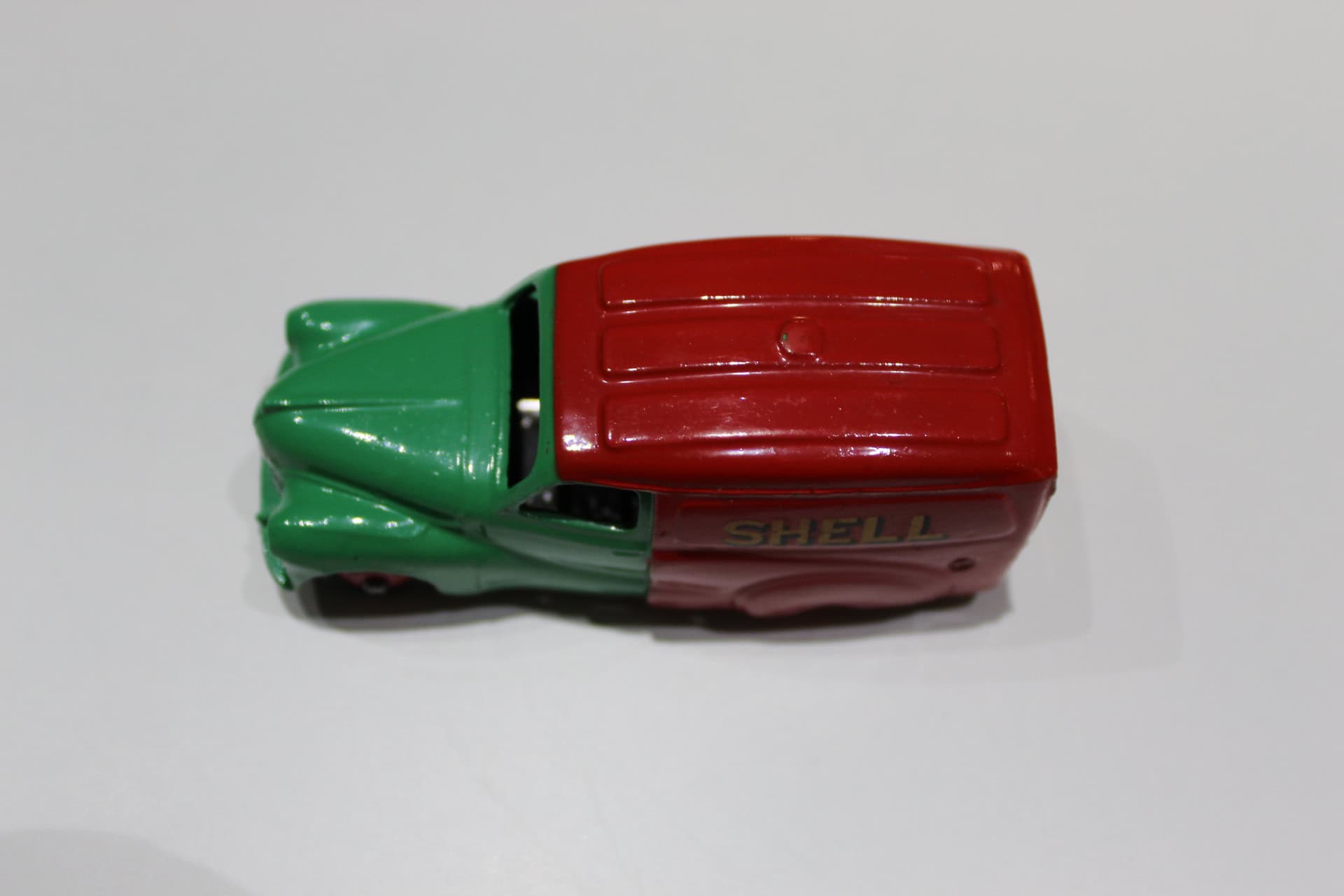 Vintage Dinky Toys 470 Austin Shell Van diecast model, green and red collectible vehicle.